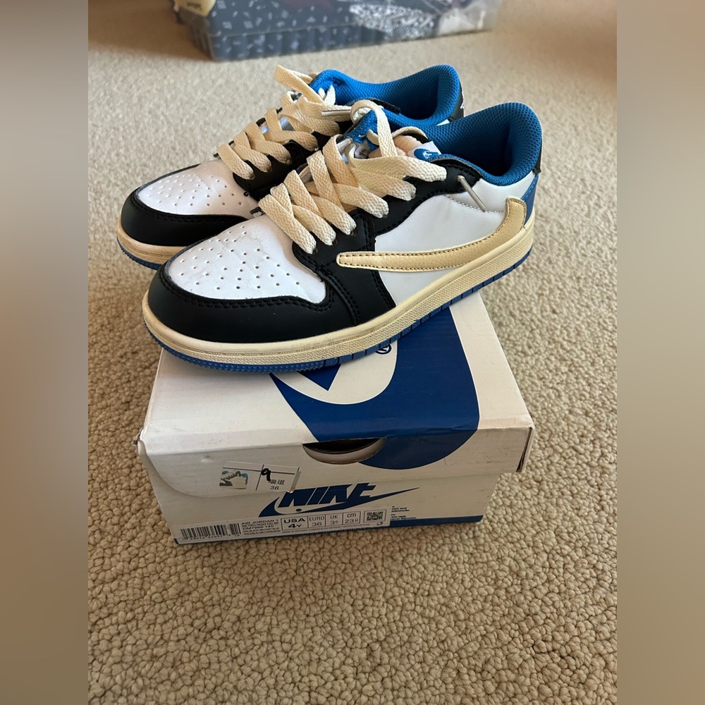 Boys Nike never worn. Size 4